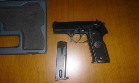 Se vende o cambia Beretta 8000 Cougar, calibre 9 m/m P.B., en muy buen estado general prácticamente sin 01