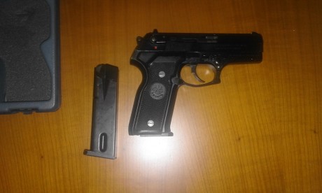 Se vende o cambia Beretta 8000 Cougar, calibre 9 m/m P.B., en muy buen estado general prácticamente sin 00