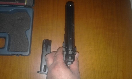 Se vende o cambia Beretta 8000 Cougar, calibre 9 m/m P.B., en muy buen estado general prácticamente sin 12