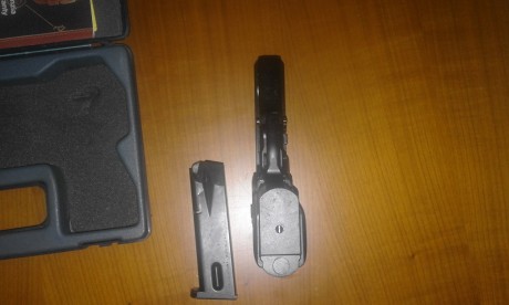 Se vende o cambia Beretta 8000 Cougar, calibre 9 m/m P.B., en muy buen estado general prácticamente sin 11