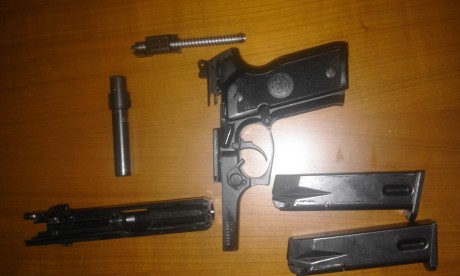 Se vende o cambia Beretta 8000 Cougar, calibre 9 m/m P.B., en muy buen estado general prácticamente sin 10