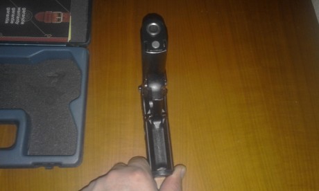 Se vende o cambia Beretta 8000 Cougar, calibre 9 m/m P.B., en muy buen estado general prácticamente sin 30