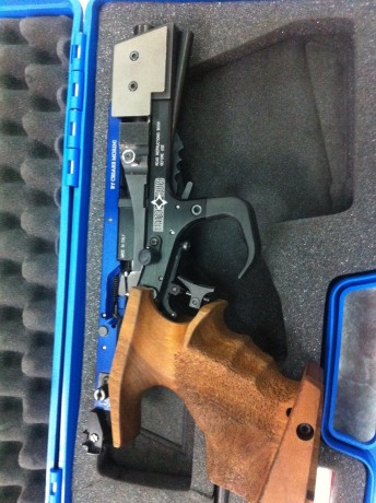 Hola:

Un amigo que se maneja solo regular en el foro, me pide que le anuncie su Match Guns MG2.
La pistola 01