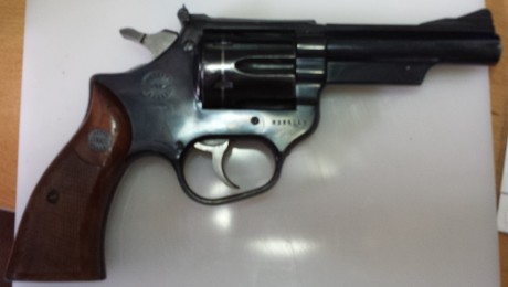 Hola por falta de hueco en la licencia regalo un   Astra 960 .38SP cañon de 4'' conocido como el chato 01