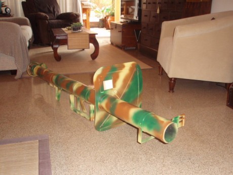 Buenas.

Réplica TOTALMENTE INERTE del Panzerscreck alemán de la IIGM (Versión alemana del Bazooka USA).
Estamos 01