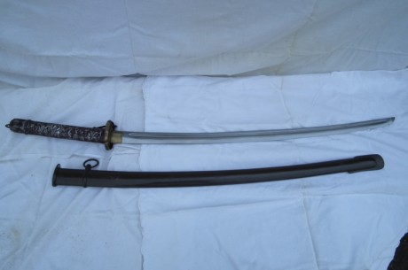 Hola compañeros:
Me pasan estas fotos de una katana y me preguntan, analizando sobre todo sus marcajes, 02