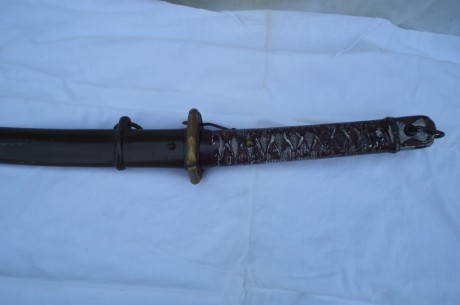 Hola compañeros:
Me pasan estas fotos de una katana y me preguntan, analizando sobre todo sus marcajes, 01