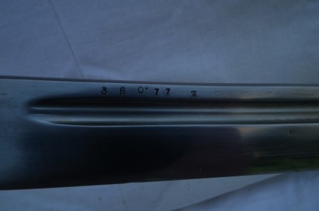 Hola compañeros:
Me pasan estas fotos de una katana y me preguntan, analizando sobre todo sus marcajes, 00