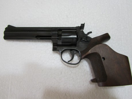 Vendo revolver ERMA calibre 32.  500 €

Revolver LLAMA calibre 38. 200€

Los precios no son negociables. 01