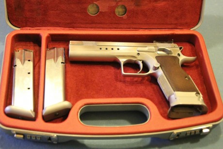 Maginifica pistola solo usada en presicion. Maletín y dos cargadores . 725€ 02