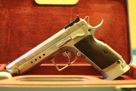 Maginifica pistola solo usada en presicion. Maletín y dos cargadores . 725€ 01