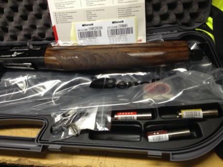 Se vende escopeta semiautomática BENELLI Colombo, con 4 chokes criogénicos, lleva el nuevo sistema de 00