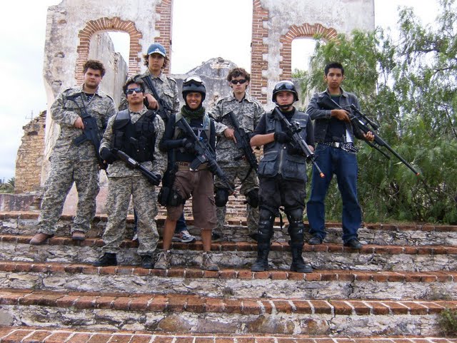 saludos a todos desde mexico :cow: ,
aki este deporte no esta muy extendido :( , de hecho las replicas 00