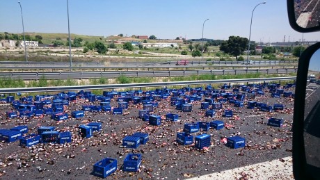 Foto de un accidente que ha ocurrido esta mañana en la autovia. Las imagenes son muy duras os lo advierto. 00