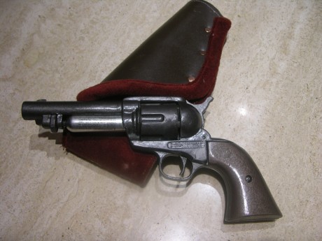 PEACEMAKER 44/.22. Es una versión Armero USA macheteada en Zinc, la pistolera es original para dicho modelo.
Precio 61