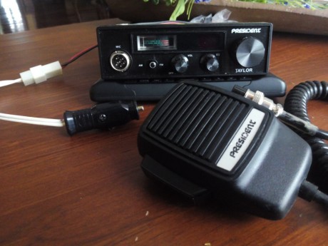 Vendo emisora como nueva apenas sin uso, con su factura , manuales , micro , y conexión a mechero de coche. 02
