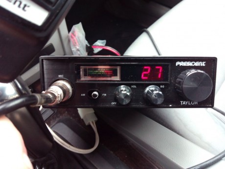 Vendo emisora como nueva apenas sin uso, con su factura , manuales , micro , y conexión a mechero de coche. 10