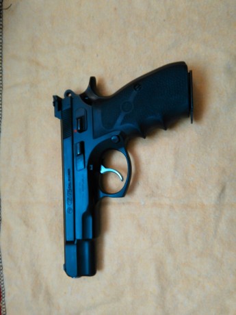 Un amigo vende una pistola CZ 75 en 9mm par. Viene con todo lo que veis en las fotos:
Alza cambiada LPA 42