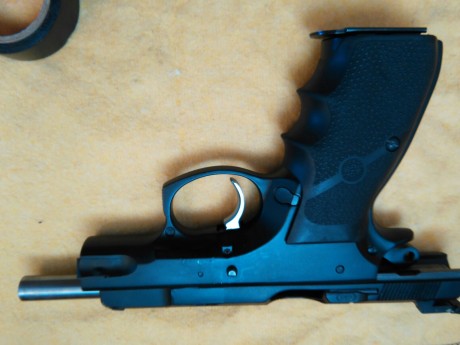 Un amigo vende una pistola CZ 75 en 9mm par. Viene con todo lo que veis en las fotos:
Alza cambiada LPA 41