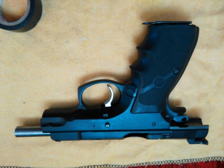 Un amigo vende una pistola CZ 75 en 9mm par. Viene con todo lo que veis en las fotos:
Alza cambiada LPA 40
