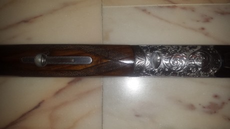 Buenas , vendo una escopeta superpuesta marca Felix Sarasqueta ,falsas pletinas largas con grabados a 11