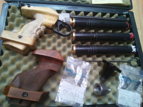 Hola a todos, un amigo vende una Walther CP2 - CO2.
Se vende con los accesorios que veís en las fotos.
 01