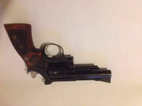 Vendo revolver Llama Comanche II, calibre .38 special. 4 pulgadas.

Guiado en F, buen estado general incluido 01