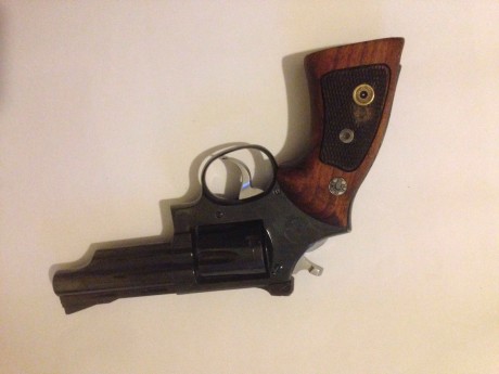 Vendo revolver Llama Comanche II, calibre .38 special. 4 pulgadas.

Guiado en F, buen estado general incluido 00