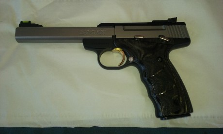 Pongo a la venta Browning Buck Mark Plus Stainless UDX cal. 22....140 de long. cañon.....alza graduable...mira 02