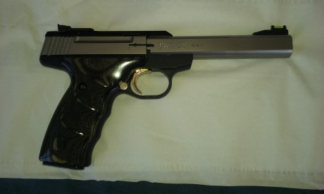 Pongo a la venta Browning Buck Mark Plus Stainless UDX cal. 22....140 de long. cañon.....alza graduable...mira 00