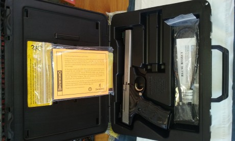 Pongo a la venta Browning Buck Mark Plus Stainless UDX cal. 22....140 de long. cañon.....alza graduable...mira 20