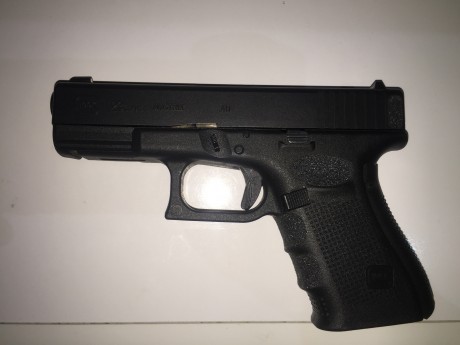 Se vende Glock 23 de cuarta generación. Guiada en F y en un estado inmaculado. Tiene instaladas unas miras 01