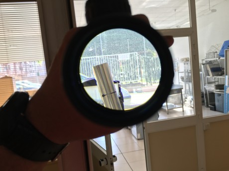 Un buen amigo me pide que anuncie este magnifico visor de Batida, ZEISS VARIPOINT 1,1-4X24, RET.  CERO 02