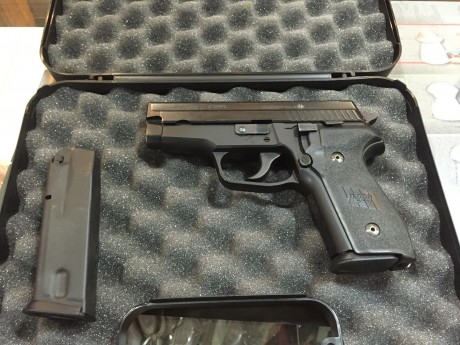 Sig Sauer P229 calibre 40. 
2 cargadores y maletín. 
Guiada con licencia A. 
Precio-490€.

Gracias, un 01