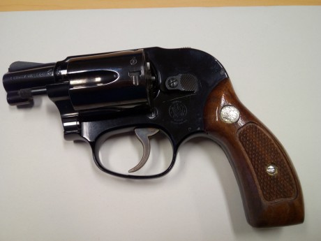 Se vende revolver S&W 38 de 2",  tambor de 5 cartuchos. Es de martillo oculto.
Fácil ocultamiento 02