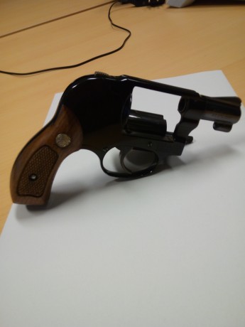 Se vende revolver S&W 38 de 2",  tambor de 5 cartuchos. Es de martillo oculto.
Fácil ocultamiento 01