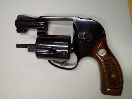 Se vende revolver S&W 38 de 2",  tambor de 5 cartuchos. Es de martillo oculto.
Fácil ocultamiento 00