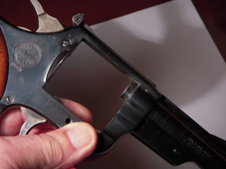 ALOJAMIENTO CILINDRO 357.JPG Vendo revolver Astra Police  de 4" 357 Mg. guiado en F el arma se ha 00