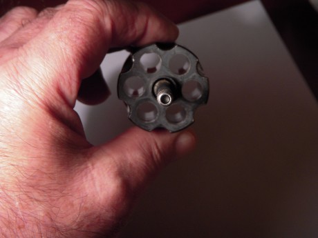 ALOJAMIENTO CILINDRO 357.JPG Vendo revolver Astra Police  de 4" 357 Mg. guiado en F el arma se ha 11