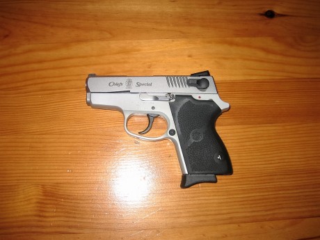 Hola. Vendo Pistola de 9mmP  de 7+1. Dos cargadores y maletín original. cachas de caucho. Pocos disparos. 02