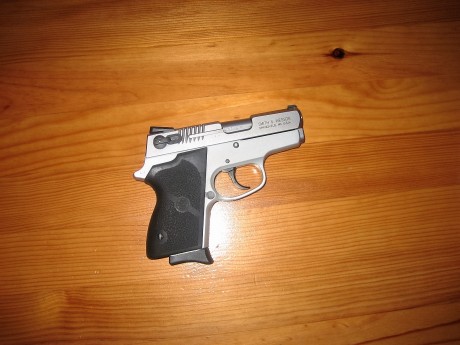 Hola. Vendo Pistola de 9mmP  de 7+1. Dos cargadores y maletín original. cachas de caucho. Pocos disparos. 01