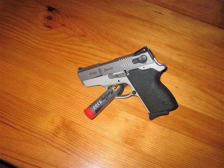 Hola. Vendo Pistola de 9mmP  de 7+1. Dos cargadores y maletín original. cachas de caucho. Pocos disparos. 11