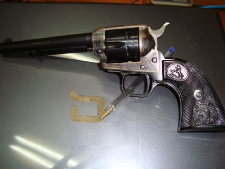 Vendo REVOLVER PEACEMARKER calibre 22, documentado en libro de coleccionista, se puede conservar en libro 01