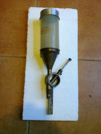 Vendo dosificador marca PALMETTO, 
Dimensiones del depósito : 13 x 5 cms, Capacidad:  256 cm3
Capacidad 00
