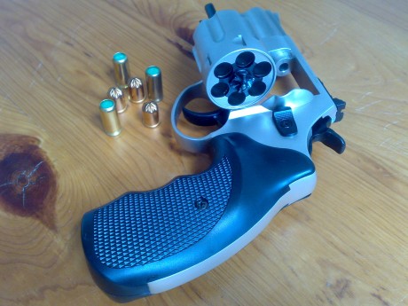 hace unos dias herede un revolver ME.MAGNUM calibre 380  9mmk made in italia  municion calibre .35 R nitro 100