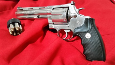 Vendo 
Colt Anaconda 44 Magnum de 6 pulgadas en acero inox 
Unico dueño con su estuche original por 600 01