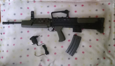 Preciosa réplica presentada por el armamento británico con blowback. Full metal.
Precio: 150 euros.
En 00