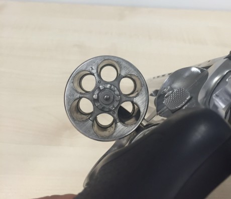 Vendo revolver Taurus 8" calibre 44 mágnum, estado impecable con pocos tiros, cromado.
Regalo funda 01