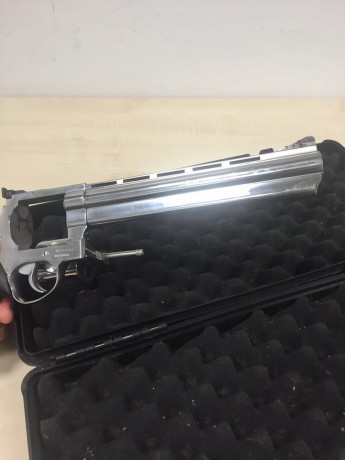 Vendo revolver Taurus 8" calibre 44 mágnum, estado impecable con pocos tiros, cromado.
Regalo funda 00