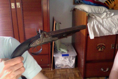 Me podria dar información sobre esta pistola de dos cañone marca aguirre de piston creo que es del siglo 00